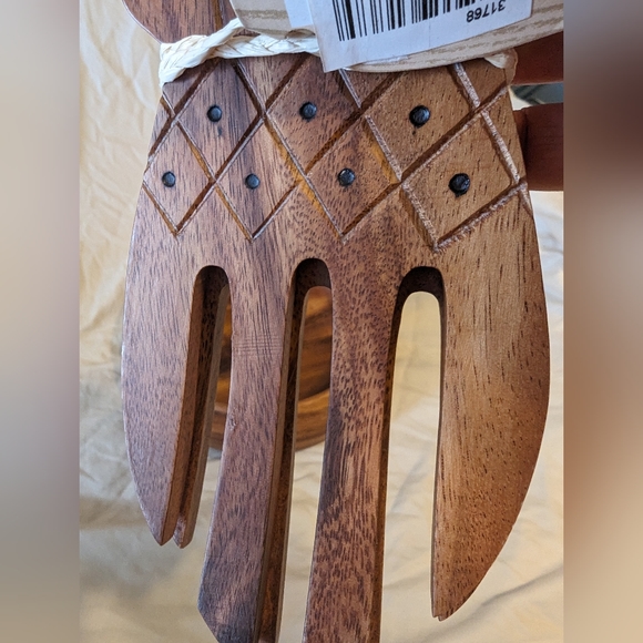 Acadia wood bowl with pineapple shaped salad server. - Picture 4 of 6